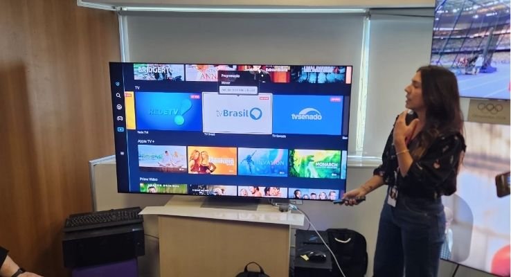 Demonstração de uma TV 3.0 com transmissões ao vivo de canais brasileiros e conteúdo digital integrado.