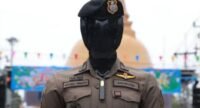 robô policial com inteligência artificial em exibição durante festival de tecnologia na Tailândia
